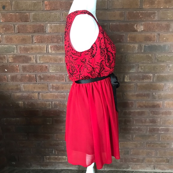 Doe & Rae Fit & Flare Dress Floral Detail - Picture 3 of 7